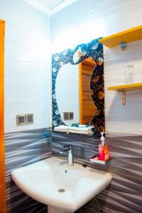 uma casa de banho com um lavatório e um espelho em Mountain View Hotel & Apartment em Kigali
