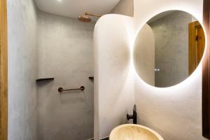 W łazience znajduje się umywalka i lustro. w obiekcie Dunas Luxury Beach Resort Tarifa w mieście Tarifa