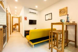 Dunas Luxury Beach Resort Tarifa的电视和/或娱乐中心