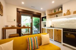 ein Wohnzimmer mit einer gelben Couch in einer Küche in der Unterkunft Dunas Luxury Beach Resort Tarifa in Tarifa