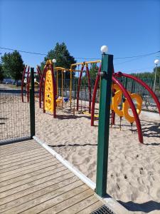 un parque infantil con un tobogán en la arena en Mobil home inter, en Berck-sur-Mer
