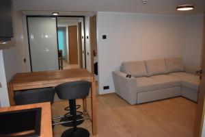 sala de estar con sofá y mesa en Suur-Posti Apartments en Pärnu