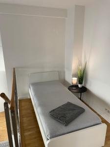 Postel nebo postele na pokoji v ubytování "Appartment Moonart Loft " Leipzig-Zentrum
