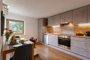 une cuisine avec une table et une salle à manger dans l'établissement Familien - 3 SZ - Terrasse mit Bergblick - 2 Parkplätze, à Fügen 24 autres photos