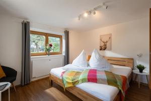 une chambre avec un lit et une fenêtre dans l'établissement Familien - 3 SZ - Terrasse mit Bergblick - 2 Parkplätze, à Fügen