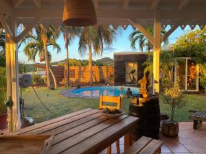 Kolam renang di atau dekat dengan Bubble House - Villa vue mer - Le Robert