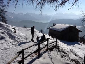 un gruppo di persone in piedi su una collina innevata di Luminoso monolocale panoramico a La Magdeleine