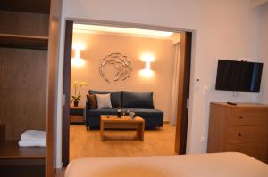 Кровать или кровати в номере Odysseus Hotel