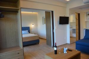 Habitación con cama y botella de vino en la mesa en Odysseus Hotel, en Paleokastritsa
