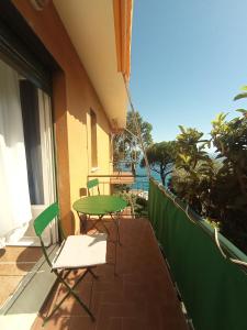 a patio with a table and chairs on a balcony at Villa bruna in Sori