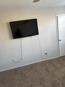 Elle comprend une télévision à écran plat suspendue au mur. dans l'établissement Strip, à Las Vegas