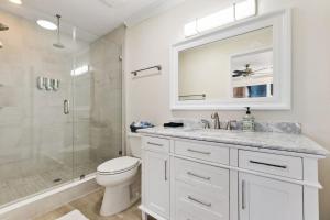 Bilik mandi di Boaters Bayshore Bungalow II w HOT TUB +34 gambar