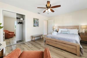 Katil atau katil-katil dalam bilik di Boaters Bayshore Bungalow II w HOT TUB