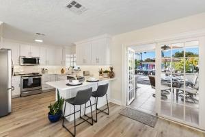 Dapur atau dapur kecil di Boaters Bayshore Bungalow II w HOT TUB