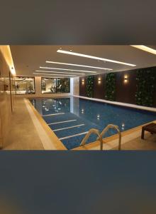 una gran piscina en un edificio en شقة فخمة 3 غرف نوم في حي الملقا قريبه من البوليفارد The Nook, luxury 3BD Flat in malqa district near BLVD, en Riad