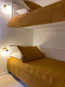 um quarto com 2 beliches num quarto em Casa Hotel Sahy em Barra do Sahy