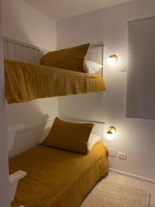 Casa Hotel Sahy في بارا دو ساهي: سريرين بطابقين في غرفة مع أريكة