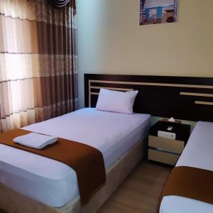 H. V Hotel Bandara Gorontalo tesisinde bir odada yatak veya yataklar
