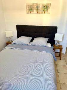 une chambre avec un grand lit avec deux lampes dans l'établissement Vacances bord de mer - Appartement Sanary sur Mer, à Sanary-sur-Mer 12 autres photos