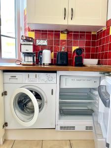 une cuisine avec laveuse et sécheuse dans l'établissement Vacances bord de mer - Appartement Sanary sur Mer, à Sanary-sur-Mer