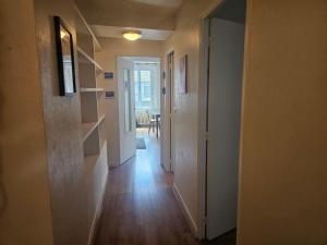 un pasillo vacío con un pasillo que conduce a una habitación en le cosy Dieppe, en Dieppe