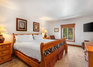 una camera da letto con un letto e una TV a schermo piatto di PARK STATION 134 condo a Park City