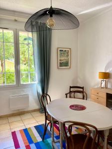 une salle à manger avec une table et des chaises dans l'établissement Vacances bord de mer - Appartement Sanary sur Mer, à Sanary-sur-Mer