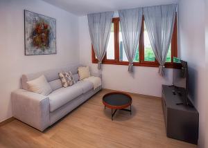 uma sala de estar com um sofá e uma mesa em Hotel Residence Dolcenero em San Daniele del Friuli
