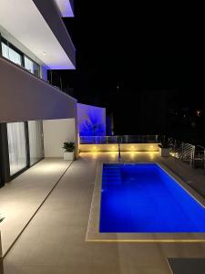 una casa con piscina di notte di Villa Apartment Danny a Baška Voda Altre 13 foto