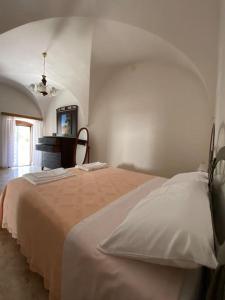 洛科罗通多Casa di Giacomo的卧室里有一张带镜子的白色大床