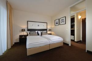 Un pat sau paturi într-o cameră la Hotel Friends