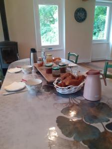 een tafel met wat eten erop in een kamer bij Les Terrasses du Verger in Monistrol-dʼAllier