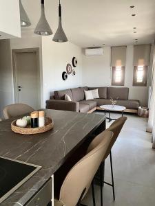 Posezení v ubytování Αura Luxury Apartments