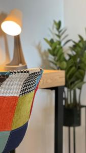 una almohada colorida sentada en una mesa junto a una lámpara en Apartments Kvarner 2, en Malinska