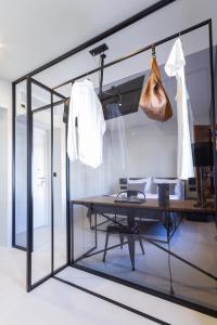 a glass walled room with a table and a bag at La Casa del Conde - Un alojamiento único en Écija in Écija