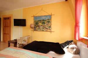 Ένα ή περισσότερα κρεβάτια σε δωμάτιο στο Schöne Wohnung in Rewal mit Garten und Grill und Strand in der Nähe