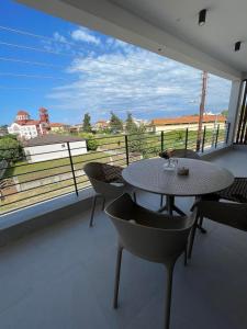 En balkong eller terrasse på Αura Luxury Apartments