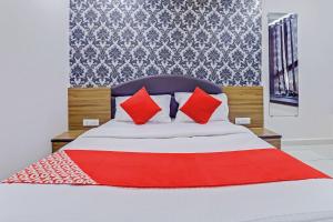 Postel nebo postele na pokoji v ubytování Hotel New Shiv INN
