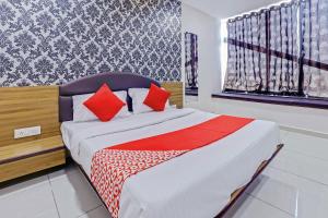 Postel nebo postele na pokoji v ubytování Hotel New Shiv INN