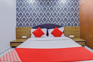 Postel nebo postele na pokoji v ubytování Hotel New Shiv INN