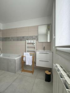 Koupelna v ubytování Le Mittel - Appartement calme, 2 Chambres, Terrasse