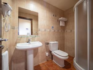 een badkamer met een toilet, een wastafel en een douche bij Casa Cambra in Aínsa