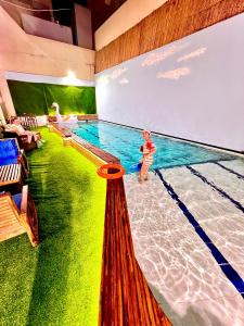 فندق كينغ سويتس في بيروت: شاب واقف امام حمام السباحه