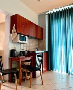 a kitchen with a table and chairs and a microwave at Bella Vista in Balíon