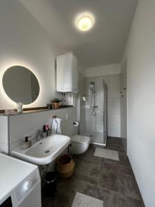 y baño con lavabo, aseo y espejo. en Exklusives Apartment im Herzen Saarbrückens, en Saarbrücken