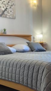 una cama con almohadas azules en una habitación en Apartments Kvarner 2, en Malinska