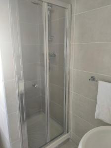 y baño con ducha y puerta de cristal. en Lios Éinne House Accommodation, en Inis Oírr