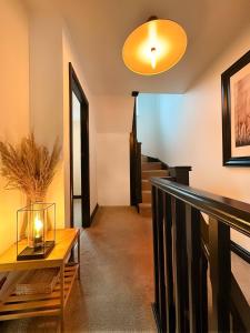 pasillo con mesa y barandilla con escalera en Scandinavian Haus For 8 en Mánchester