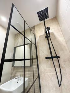 y baño con ducha, lavabo y espejo. en Scandinavian Haus For 8 en Mánchester