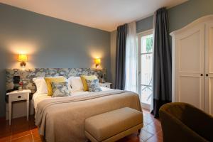 een slaapkamer met een groot bed en een raam bij Cappuccina Country Resort in San Gimignano